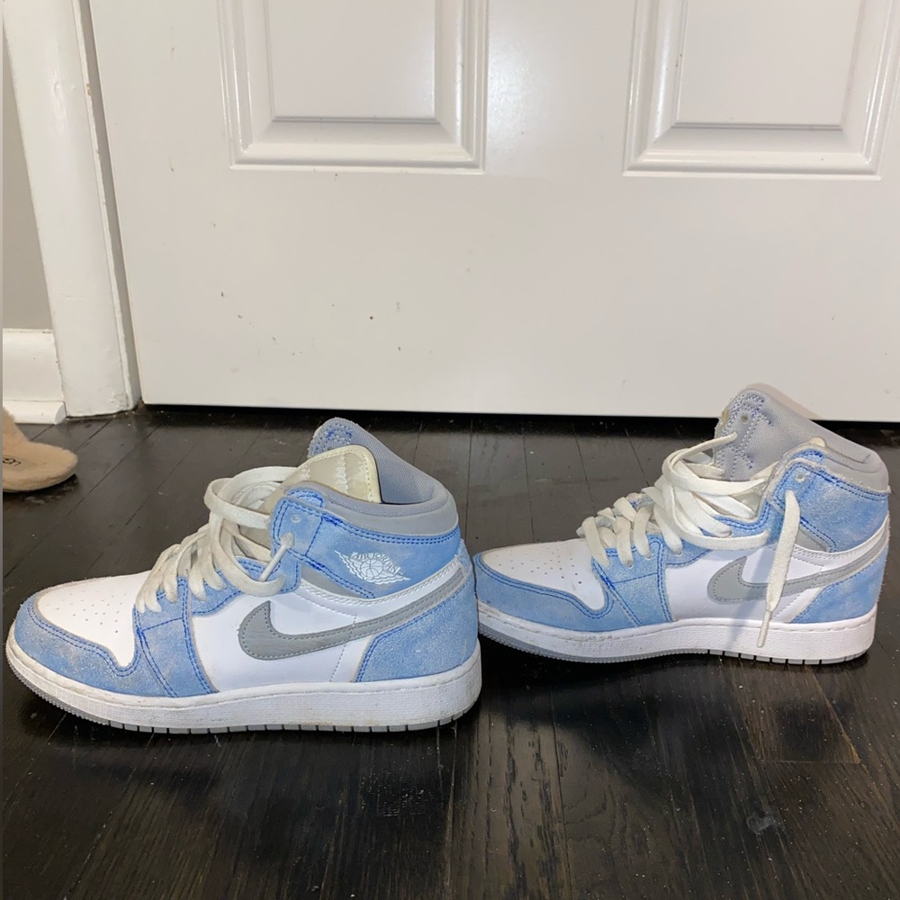 Air jordana 5.5 kids (I am a 7 in women’s and they fit me)